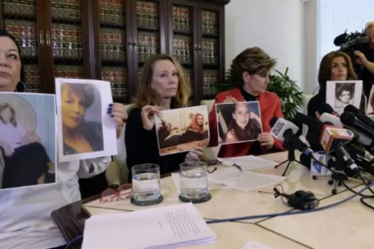Pamela Abeyta (esq.), Sharon Van Ert (2ª esq.) e Lisa Christie (dir.) denunciam o comediante Bill Cosby por abuso sexual (Kevork Djansezian/AFP)
