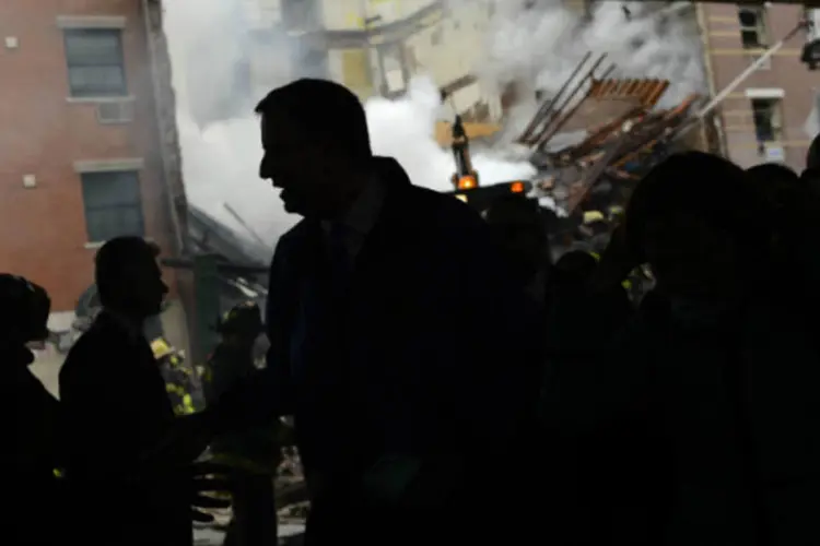 Bill de Blasio no local da explosão: ele disse que alguns dos desaparecidos poderiam estar fora dos prédios no momento da explosão, mas garantiu que providências serão tomadas (Rob Bennett/New York City Mayors Office/Handout via Reuters)