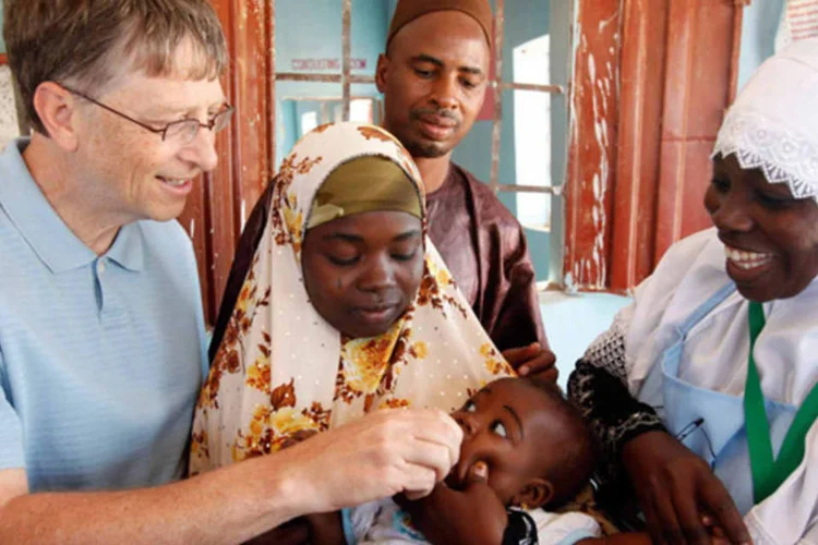 Bill Gates durante campanha de vacinação na África: a fundação Bill & Melinda Gates conta com um patrimônio de US$ 33,5 bilhões (The Bill & Melinda Gates Foundation/Divulgação)