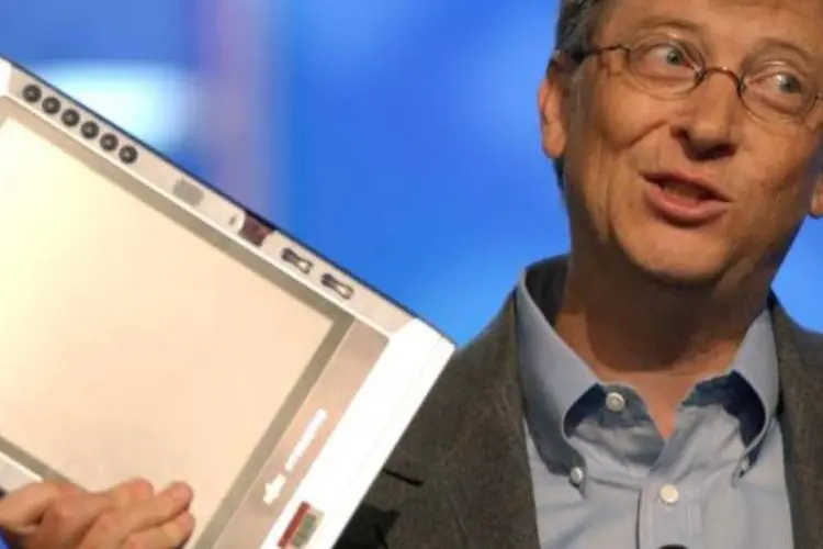 Há vários anos Bill Gates apresentava tablet PC da Microsoft, que acabou não tendo sucesso (Ron Wurzer/Getty Images)