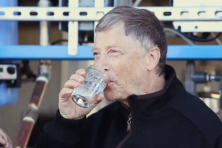 Bill Gates: co-fundador da Microsoft experimentando água extraída de fezes humanas (Reprodução/YouTube)