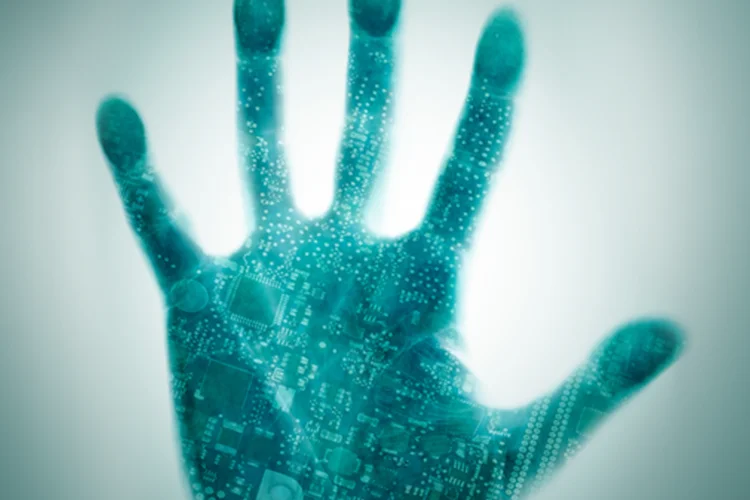 Biochip: implantado na mão, um chip NFC pode ter implicações interessantes (Divulgação/Kaspersky)