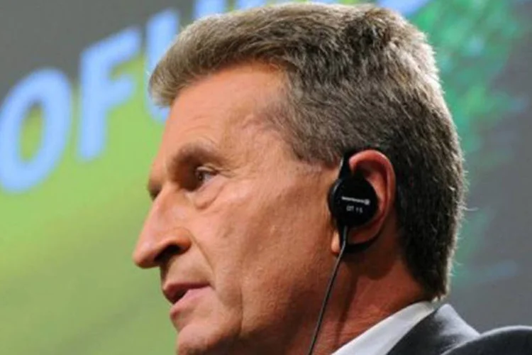
	O comiss&aacute;rio europeu de Energia, G&uuml;nther Oettinger: os biocombust&iacute;veis de origem alimentar n&atilde;o poder&atilde;o superar o teto de 5% at&eacute; 2020, segundo a proposta
 (John Thys/AFP)