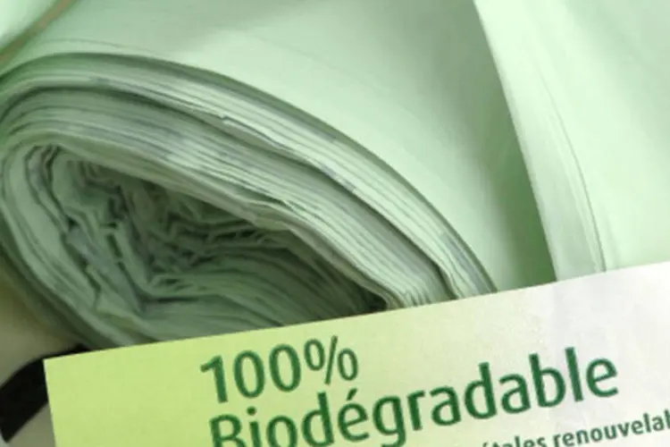 Plástico biodegradável: o pesquisador da Embrapa, José Manoel Morconcini, explica que o plástico biodegradável pode ser produzido a partir do amido de alimentos como milho, mandioca, trigo e arroz. (GettyImages)