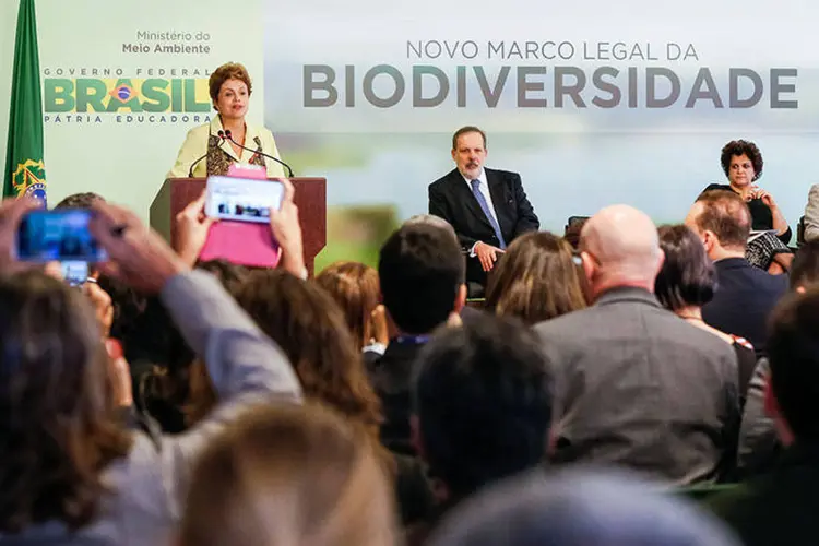 
	Dilma durante san&ccedil;&atilde;o do novo marco legal da biodiversidade que regulamenta o acesso ao patrim&ocirc;nio gen&eacute;tico e ao conhecimento tradicional associado
 (Roberto Stuckert Filho/PR)