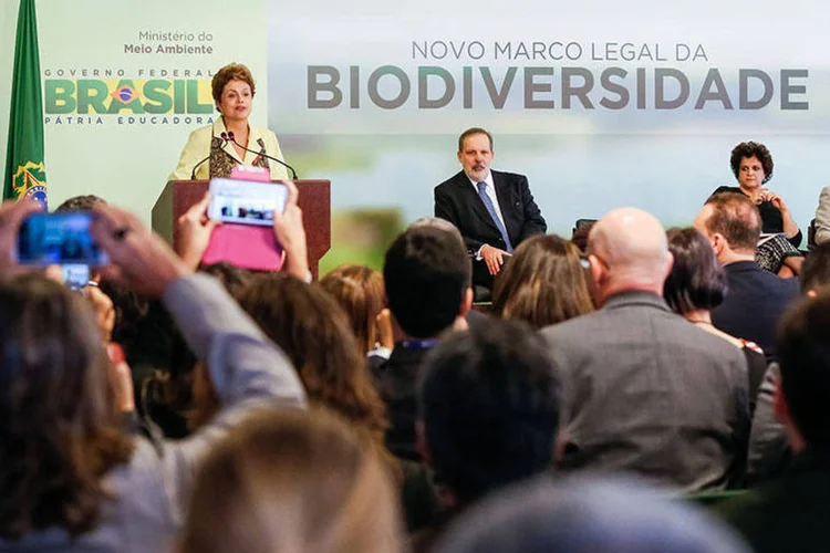 
	Dilma durante san&ccedil;&atilde;o do novo marco legal da biodiversidade que regulamenta o acesso ao patrim&ocirc;nio gen&eacute;tico e ao conhecimento tradicional associado
 (Roberto Stuckert Filho/PR)