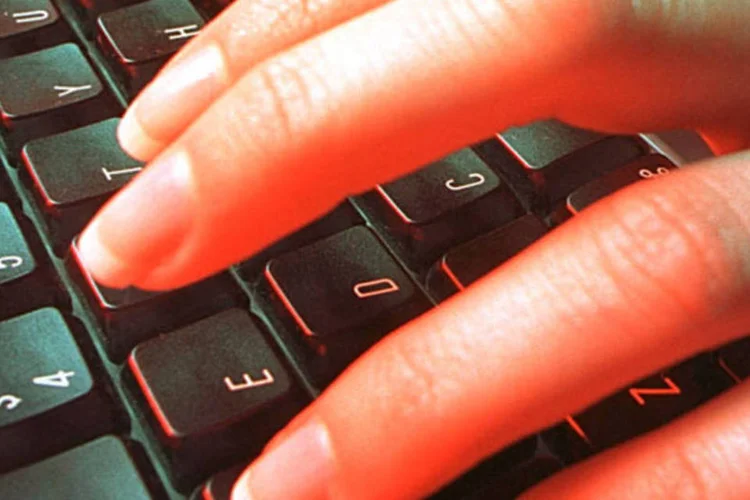 
	M&atilde;o e teclado: Empresas abrem suas portas em feira para encontrar talentos em potencial, receber feedback e fazer contatos
 (.)