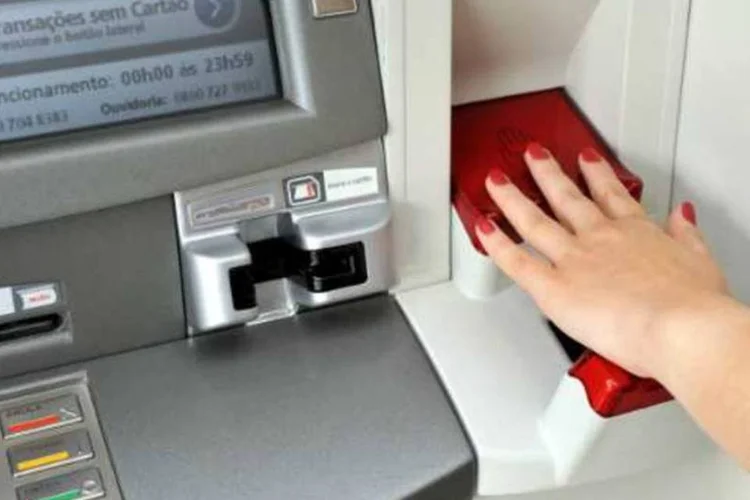 
	Cliente usando caixa eletr&ocirc;nico: nova lei, segundo o governo, garante maior solidez aos bancos
 (Divulgação/Bradesco)