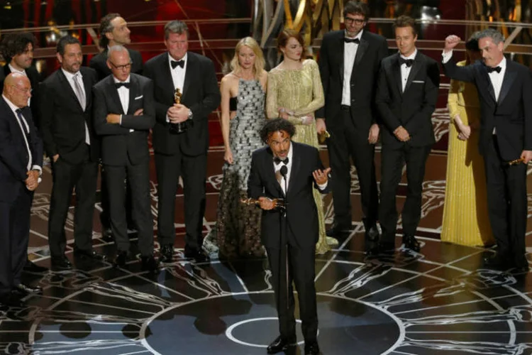 Equipe de Birdman recebe o Oscar de melhor filme: comédia dramática levou ainda a estatueta de melhor diretor e também de melhor roteiro original (Reuters)