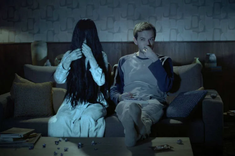 Comercial do Bis: personagem do filme de terror "O Chamado" aparece na campanha (Divulgação/Bis)