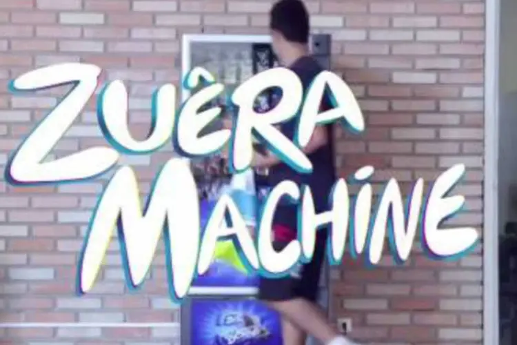 "Zuêra Machine": quem dá voz à máquina é o comediante Léo Lins (Reprodução/YouTube/Chocolate BIS)