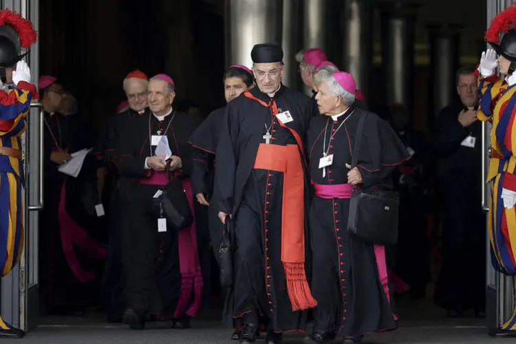 
	Bispos e cardeais saem do s&iacute;nodo no Vaticano: na Igreja, os di&aacute;conos podem pronunciar o serm&atilde;o durante a missa e oficiar batizados, casamentos e funerais
 (Reuters / Max Rossi)