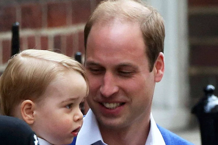 O príncipe William retorna com seu filho George ao Hospital Lindo Wing of St. Mary, onde Kate deu à luz a uma menina (REUTERS/Neil Hall)