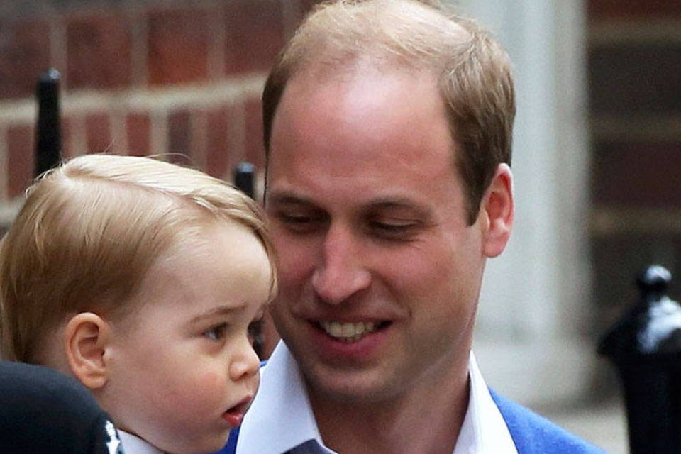 O príncipe William retorna com seu filho George ao Hospital Lindo Wing of St. Mary, onde Kate deu à luz a uma menina (REUTERS/Neil Hall)