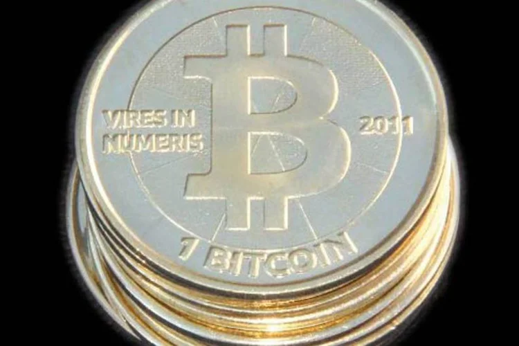 Bitcoins são apenas códigos, mas eles podem ser obtidos gravados em cédulas e moedas (Casascius / Wikimedia Commons)