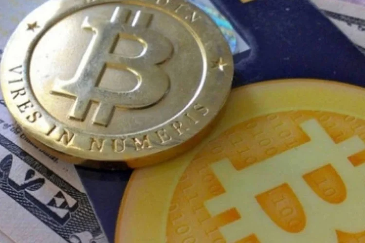 
	Bitcoin: moeda digital n&atilde;o conta com uma autoridade central de emiss&atilde;o e utiliza um livro raz&atilde;o p&uacute;blico para verificar as transa&ccedil;&otilde;es, que s&atilde;o autenticadas por assinaturas digitais
 (Flickr.com/zcopley)