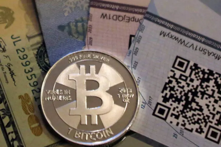 
	Representa&ccedil;&atilde;o f&iacute;sica de moedas digitais, a Bitcoin
 (Jim Urquhart/Reuters)