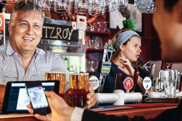 Pub na Austrália: 12 000 varejistas no mundo aceitam pagamentos com bitcoin (Cameron Spencer/Getty Images)