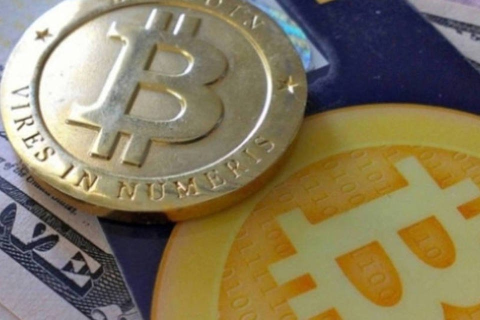 Bitcoin bate novo recorde e encosta nos US$ 1500