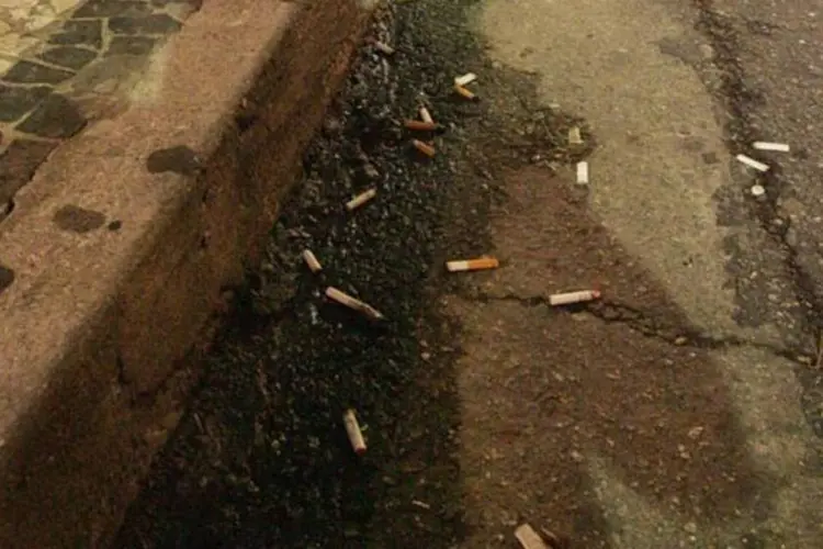
	Bitucas de cigarro em rua de S&atilde;o Paulo: iniciativa dos estudantes, chamada de Sementuca, transforma os res&iacute;duos em folhas de papel semente
 (Fernando Moraes/Veja São Paulo)