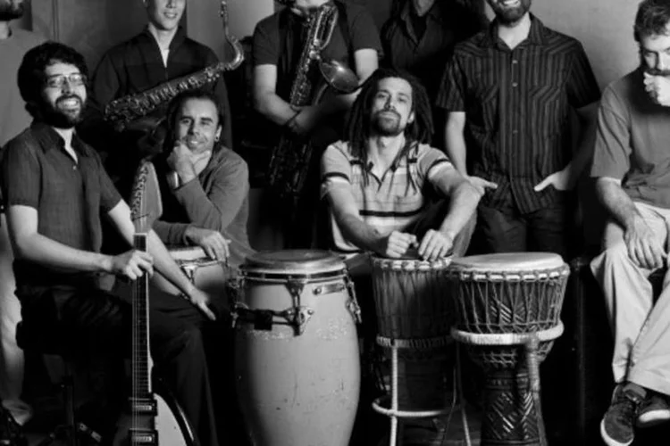 Acima, a paulistana Bixiga 70. Composições longas e forte presença de sopros marcam os shows de ambas (Divulgação)