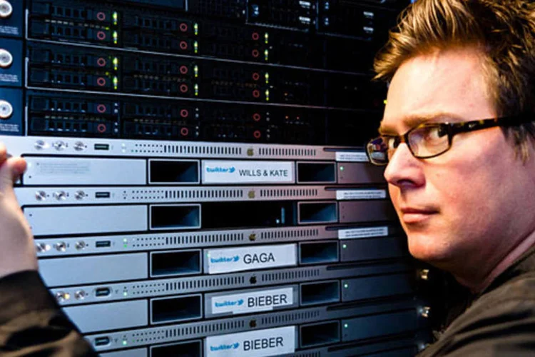 Biz Stone faz pose em frente aos servidores do Twitter. Conhecido pelas falhas frequentes, o site faz questão de dizer que está pronto para a sobrecarga que deve vir com o casamento real (Troy Holden / Twitter)