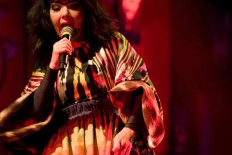 
	Bj&ouml;rk: a cantora teve que permanecer em sil&ecirc;ncio durante tr&ecirc;s semanas ap&oacute;s a opera&ccedil;&atilde;o
 (Anne-Laure/Getty Images)