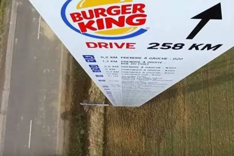 
	A instala&ccedil;&atilde;o gigantesca d&aacute; as coordenadas para o Burger King, enquanto um banner menor indica o McDonald&rsquo;s mais pr&oacute;ximo dali
 (Reprodução/YouTube)