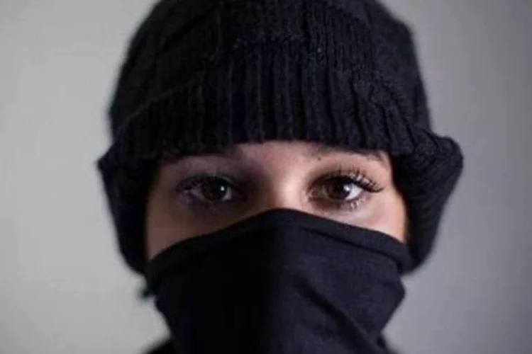 
	A black bloc Elizabeth*, de 21 anos, posa no apartamento onde mora, no Rio de Janeiro

	
		&nbsp;

 (AFP)