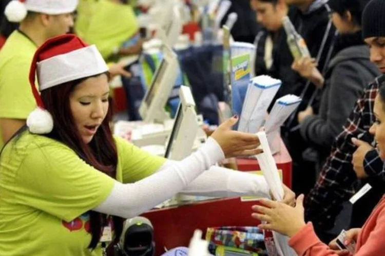 Clientes pagam suas compras em loja durante a "Black Friday" antecipada na noite de quinta-feira, em Los Angeles (Gus Ruelas/Reuters)