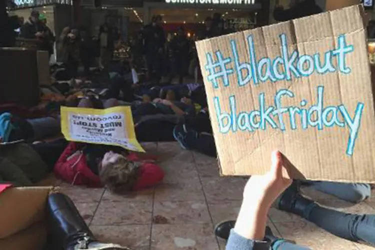 Manifestantes se deitam no chão de um shopping em Saint Louis exigindo o boicote às compras na "Black Friday" e justiça pela morte de Michael Brown
 (Michael B. Thomas/AFP)