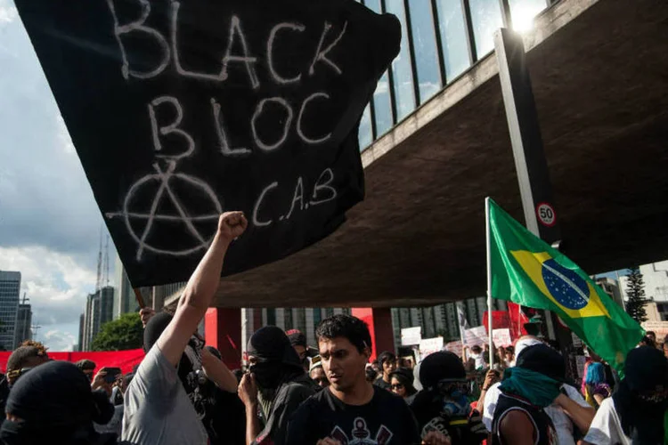 
	Bandeira do Black Bloc durante protesto: &ldquo;[a compara&ccedil;&atilde;o] n&atilde;o &eacute; correta. Determinamos que fosse retirada&quot;, disse secret&aacute;rio
 (Marcelo Camargo/ Agência Brasil)