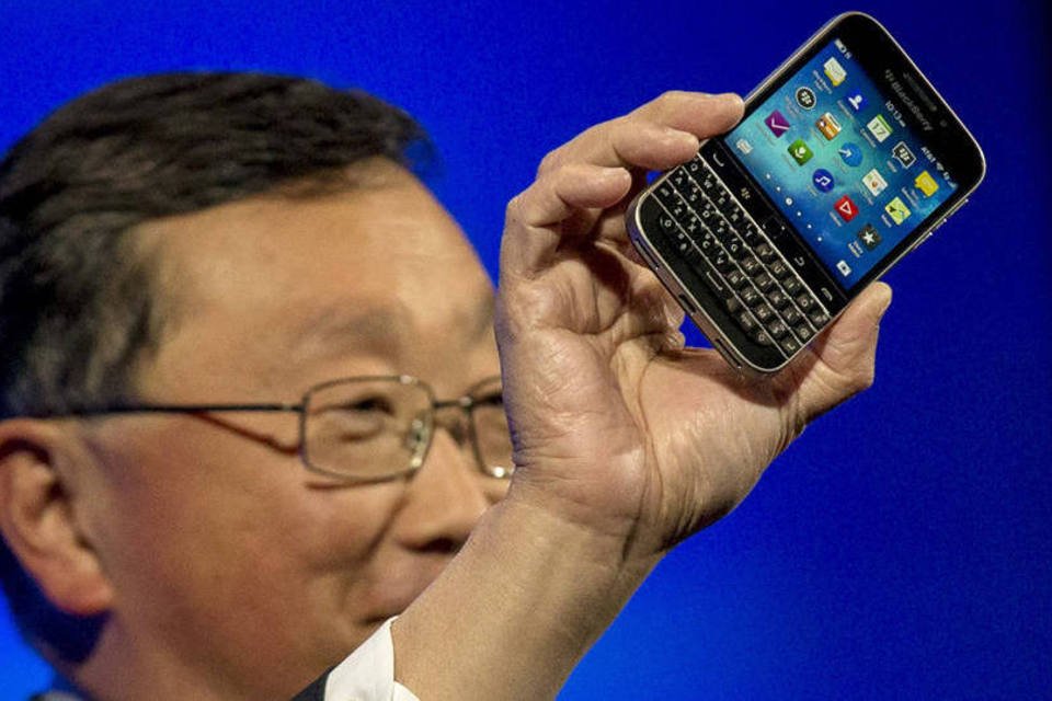 BlackBerry corteja fãs do teclado físico com celular Classic