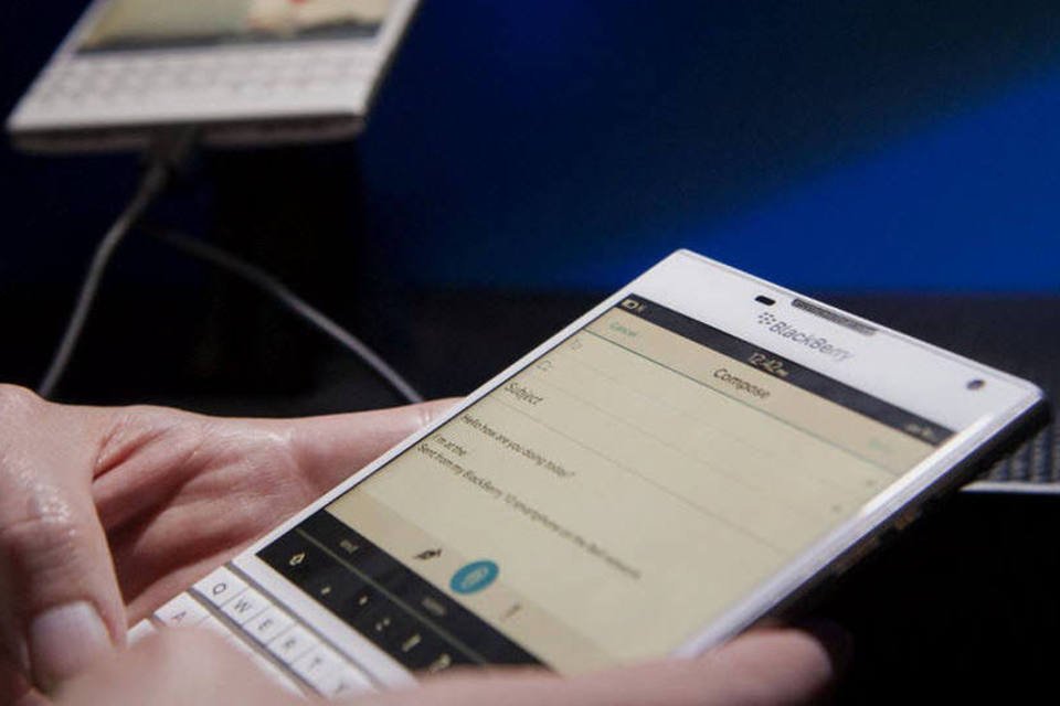 BlackBerry paga para usuários trocarem iPhone por Passport