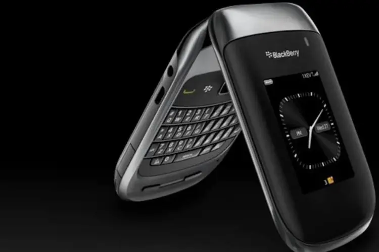 BlackBerry Style 9670: duas telas e formato flip (Divulgação/RIM)