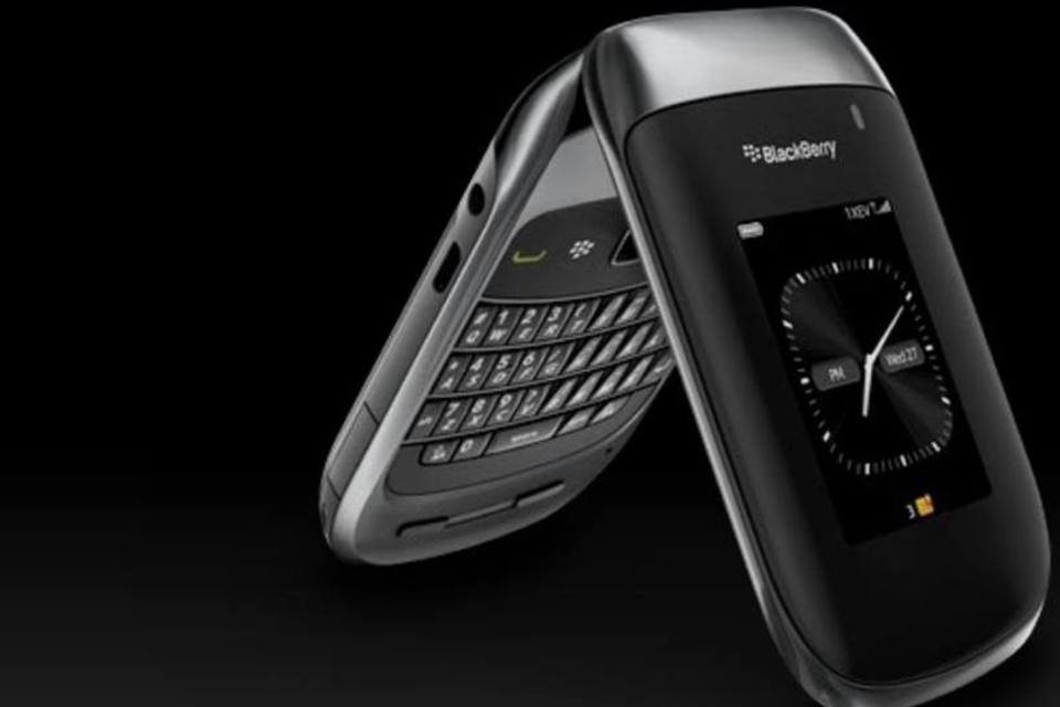 Novo BlackBerry tem duas telas e formato flip