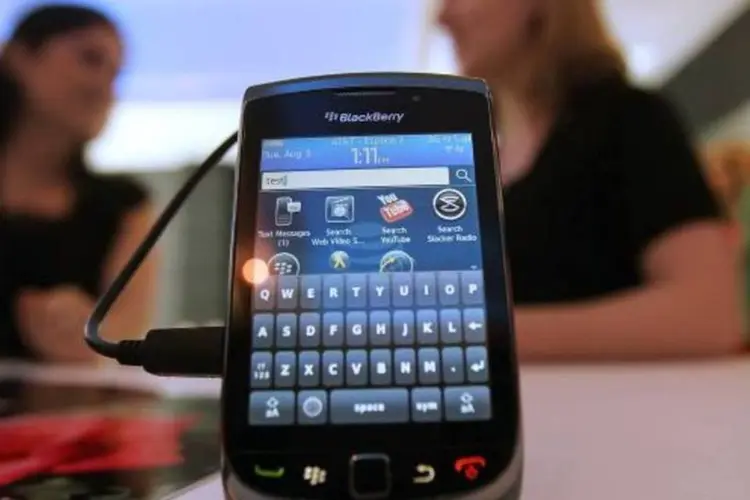 
	Celular da Blackberry: transa&ccedil;&atilde;o significa, em termos pr&aacute;ticos, fim da procura da empresa por compradores, frustrando, assim, expectativas do mercado
 (Mario Tama/Getty Images)