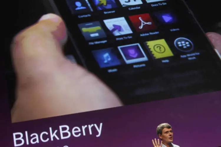 CEO da RIM, Thorsten Heins, mostrando as novas funcionalidades do BlackBerry 10 em evento da companhia na Califórnia (Robert Galbraith/Reuters)