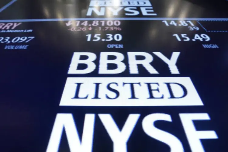 
	BlackBerry na Bolsa de Nova York: fabricante de smartphones abandonou os planos de venda na segunda-feira e substituiu seu presidente
 (Brendan McDermid/Reuters)