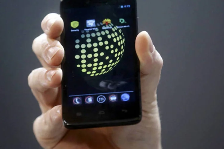 O Blackphone, um celular com sistema operacional Android, e que faz criptografia de textos, ligações e videochats, é apresentado durante o Mobile World Congress, em Barcelona (Albert Gea/Reuters)