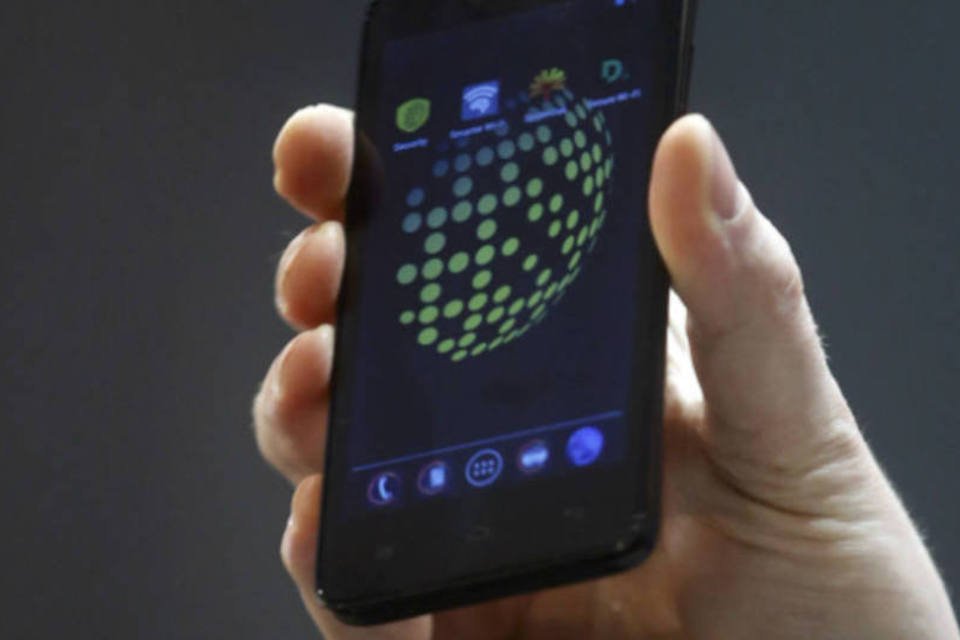 O Blackphone: ele roda uma versão customizada de um Android, batizada de PrivatOS (Albert Gea/Reuters)