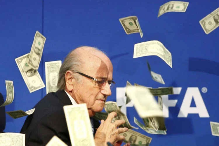 
	Blatter &eacute; recebido com chuva de dinheiro falso em evento em 2015
 (REUTERS/Arnd Wiegmann)