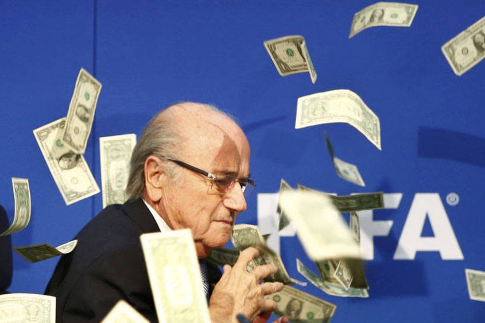 Mesmo suspenso, Blatter continua a receber salário da Fifa