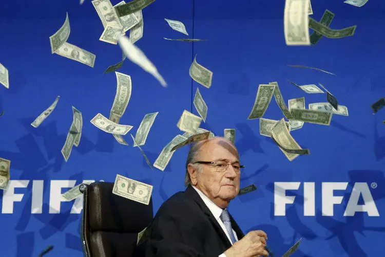 O presidente da Fifa, Joseph Blatter, sob chuva de dólares falsos (Arnd Wiegmann/Reuters)