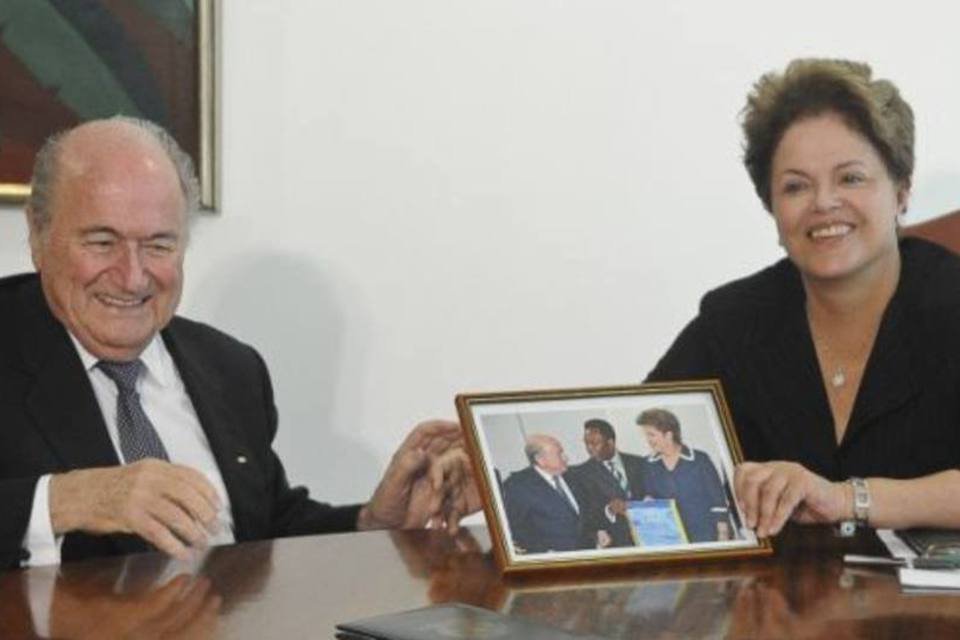 Dilma ouve cobrança de Blatter sobre obras atrasadas da Copa