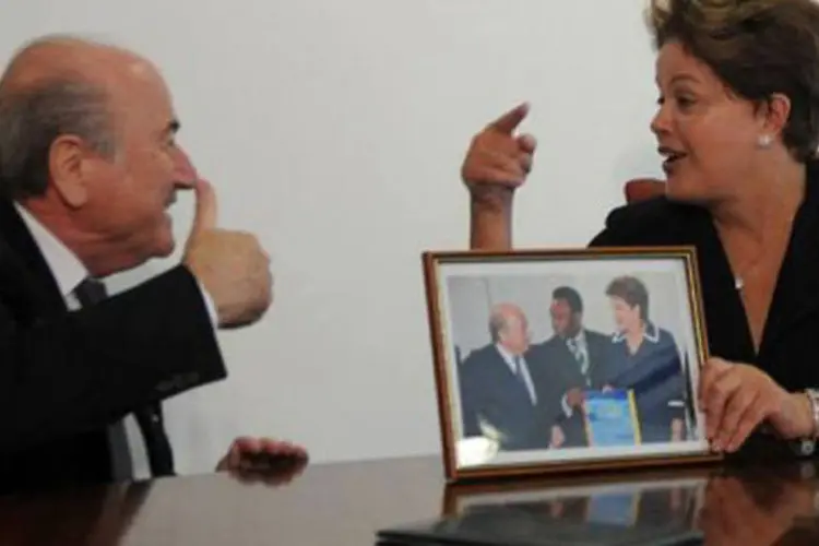 A presidente Dilma Rousseff conversa com o presidente da Fifa, Joseph Blatter (Pedro Ladeira/AFP)