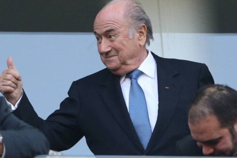 Blatter diz a TV que fez "acordo de cavalheiros" com Platini