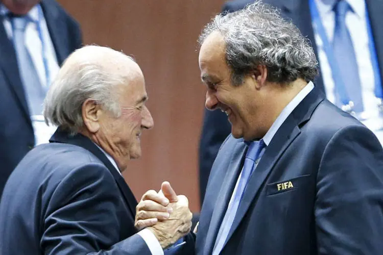
	Joseph Blatter (esquerda) e Michel Platini: ambos negaram qualquer transgress&atilde;o
 (REUTERS/Arnd Wiegmann)