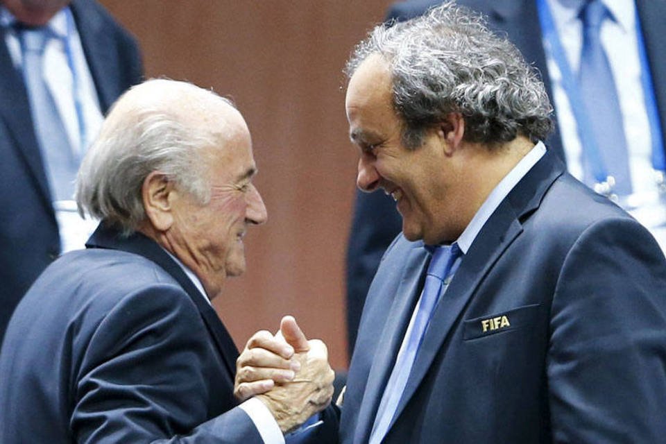Blatter e Platini são suspensos por 8 anos da Fifa