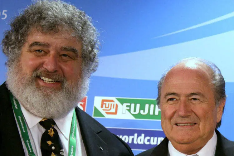 Chuck Blazer (E) e Joseph Blatter: Blazer é acusado de extorsão e lavagem de dinheiro e aceitou colaborar com a Justiça para escapar da prisão (Kai Pfaffenbach/files/Reuters)